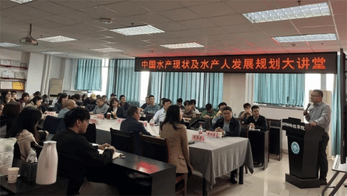 员工刘绍春为师生作专题报告